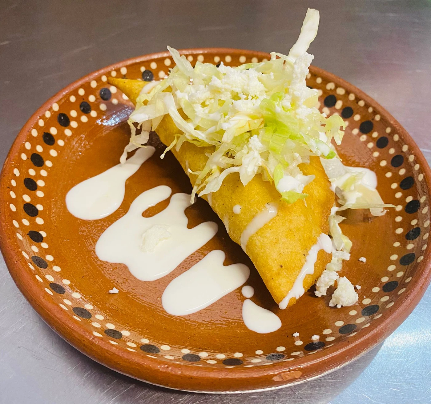 Empanadas fritas con lechuga, crema y queso
