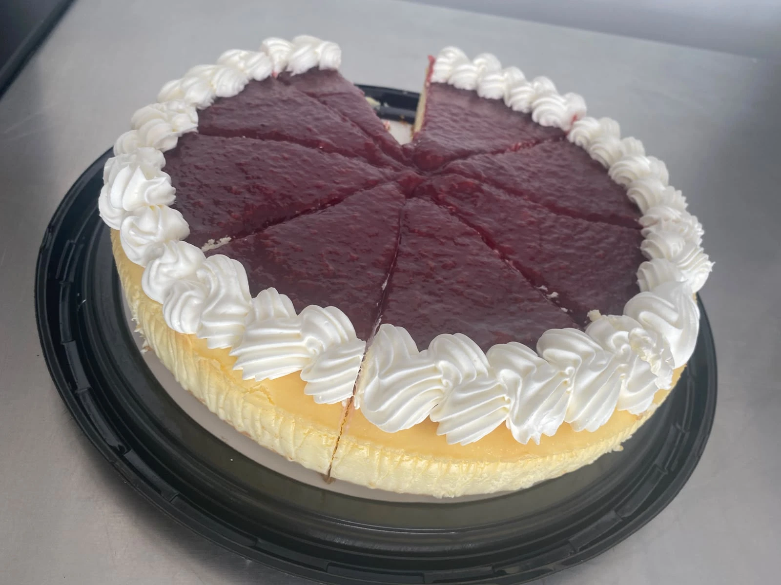 Pastel con cubierta de fruta y crema