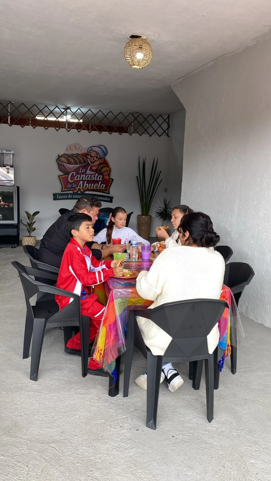 Ambiente del comedor de La Canasta de la Abuela