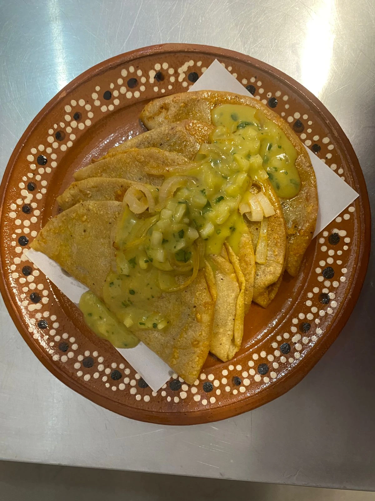Antojitos bañados en salsa verde