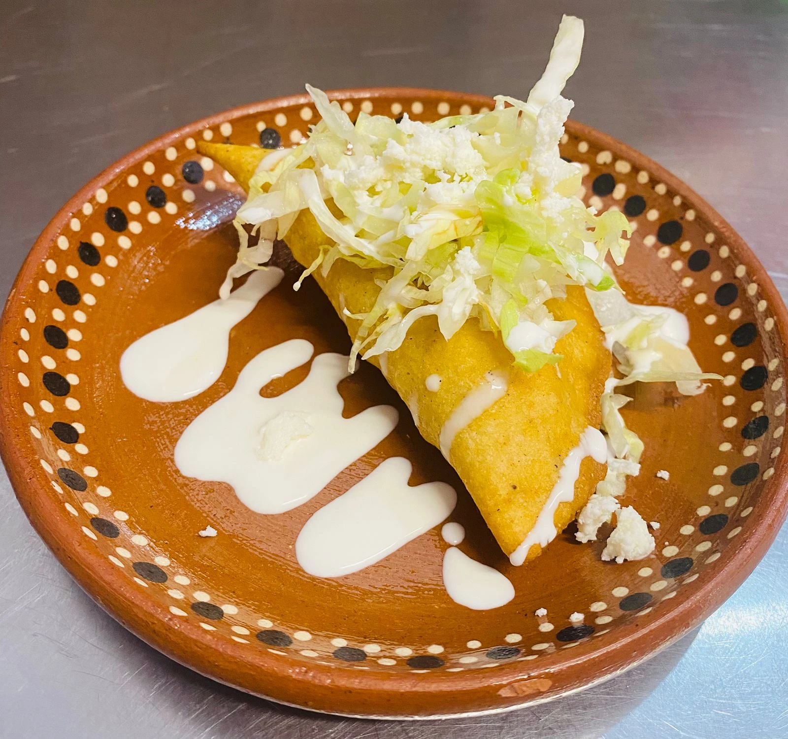Empanadas con crema, queso y lechuga