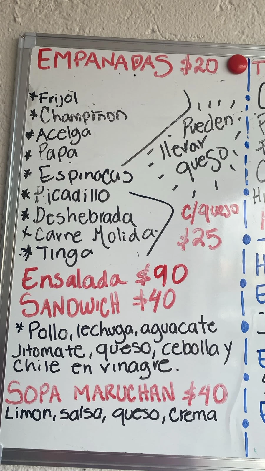 Pizarrón de empanadas y otros productos; confirma disponibilidad al pedir